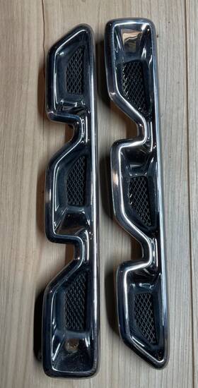 21997256 Buick 2006-2011 Lucerne Rh Lh Chrome Fender 3 Port Vent Set Pair Factory Oem