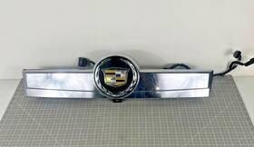 22762723 Cadillac 2007 - 2014 Escalade Liftgate Trim Emblem Molding Camera Oem Damaged