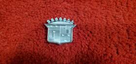 25676910 Cadillac 00-01 Deville 97-01 Catera Rear Argent Crest Emblem Oem