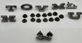 2528975 Chrysler 1966-1970 Plymouth Tail Panel Emblem Letter Nameplate Mopar Badge Ornament Trim