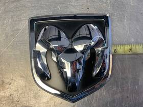 68082011aa Dodge Aa11028086 2011-2018 Ram 1500 2500 3500 Rear Tailgate Emblem Chrome Black