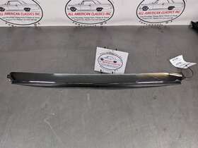 812.fd1r05 Ford 2005 Thunderbird Front Center Windshield Moulding - Oem