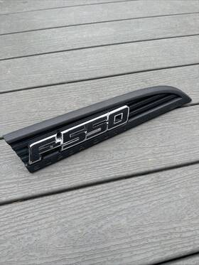Cc3z-16720-dg Ford 2011-2016 F-550 Super Duty Xl Passenger Front Fender Black Nameplate Emblem