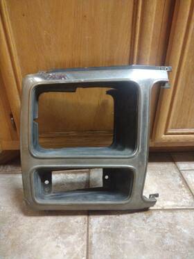 E0tb-13215 Ford E0tb-13215- Cracked 1980-86 Truck Headlight Bezel Rh Right Passenger Chrome Trim Light