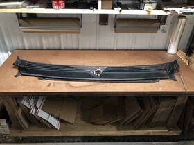 25872303 General Motors 07-14 Tahoe Yukon Silverado Sierra Outer Wiper Cowl Vent Grille Panel Oem Black