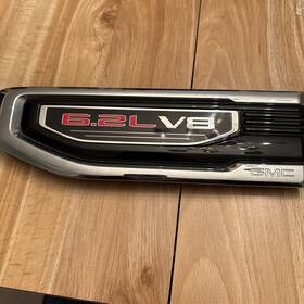 84431322 General Motors 2019-2022 Gmc Sierra 1500 Front Lh Driver Side Fender 6.2l V8 Emblem Oem Gray