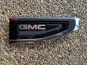84719442 General Motors 2021 - 2024 Gmc Yukon Denali Front Passenger Side Fender Emblem Oem