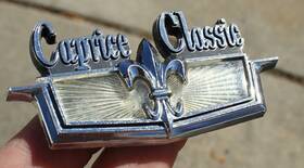 8707822 General Motors / Chevrolet 1973 1974 Caprice Classic Roof Sail Panel Emblem#35133