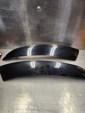 15105038 Gmc 2002-2009 Envoy Rear Left And Right Upper Liftgate Window Side Molding Black