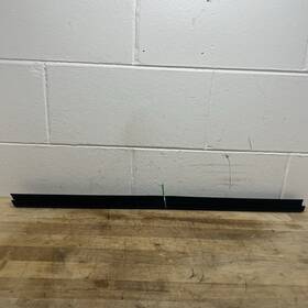 1008170618 Infiniti 2011-2020 Qx56 Qx80 Front Right Door Window Trim Oem