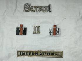 396610-c1 International Harvester 2754244 1971-1980 Scout Ii Lot Of 5 Emblems Trim Molding Ornament
