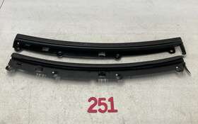A1717941234 Mercedes-benz 05-11 Slk 350 Left Right Front Side Seal Retainer Strip Set Oem