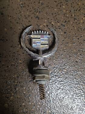 1610460 Oem Vintage Fleetwood Brougham Hood Ornament Emblem Shield And Wreath Coffin Base Brd3