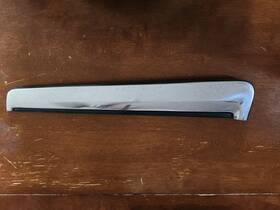 23227752 Oem 2015-2020 Suburban Gmc Body Molding Assembly -left/driver Side Used