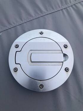S197-5001-s Silverhorse Racing Shr Tru-billet Brushed Clear Anodized Fuel Door For 2005-2009 Mustang