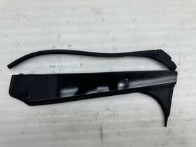 1092312-98-d Tesla 2016-2020 Model X Mx Right B-pillar Applique Trim Molding With Camera And Seal