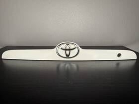 7680102330j1 Toyota 2009-2010 Matrix Rear Trim Bezel With Badge White Gloss Oem