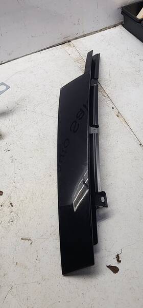 31448391 Volvo 2019 - 2024 Xc40 Front Left Side Door Window B Pillar Applique Molding Oem